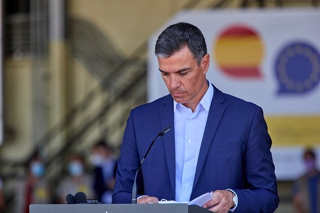 El presidente del Gobierno, Pedro Sánchez, durante una rueda de prensa en su visita al dispositivo de atención y acogida de ciudadanos europeos y colaboradores afganos instalado en la base aérea de Torrejón de Ardoz, a 21 de agosto de 2021, en Torrejón de