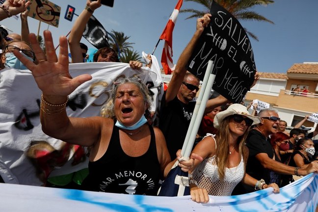 Participantes en las movilizaciones organizadas en defensa del Mar Menor con motivo de la octava etapa de la Vuelta Ciclista a España