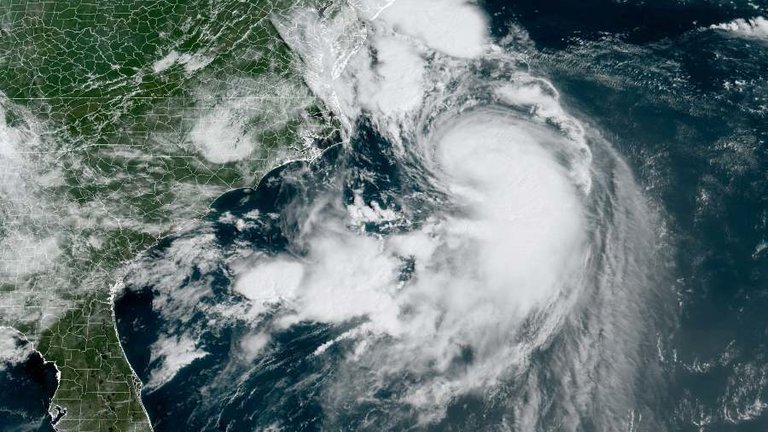 Fotografía satelital por la Oficina Nacional de Administración Oceánica y Atmosférica (NOAA) de EE.UU., a través del Centro Nacional de Huracanes (NHC), donde se registró la situación atmosférica en el Océano Atlántico. /NOAA-NHC