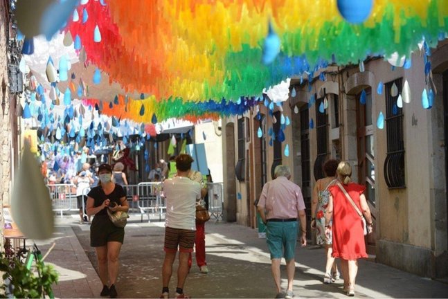 Una de las calles con decoración aérea en la fiesta mayor de Gràcia, en Barcelona.
