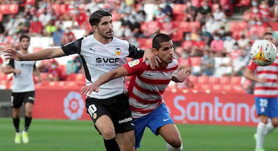 Carlos Soler pelea un balón en el Granada - Valencia EFE