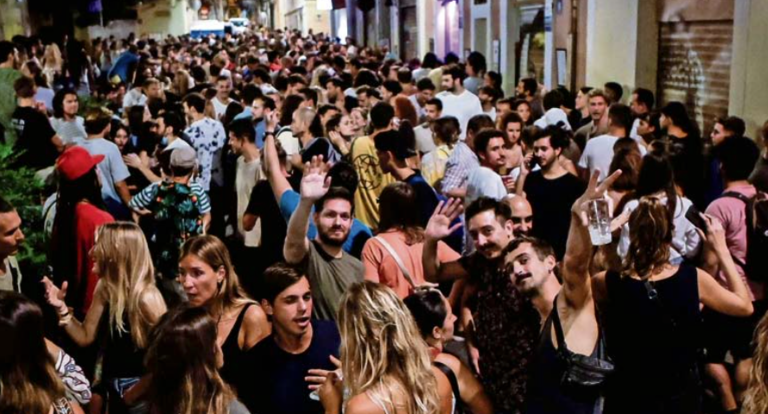 Aspecto de las fiestas del barrio de Gracia de Barcelona totalmente atestadas de gente. / EFE