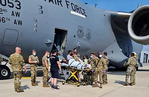 Militares de EEUU desembarcan a una afgana tras dar a luz en un vuelo de evacuación.US AIR FORCE