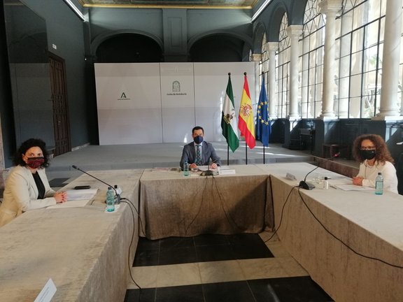 Archivo - El presidente de la Junta, Juanma Moreno, en una imagen de julio de una reunión con Cermi (Comité de Entidades Representantes de Personas con Discapacidad de Andalucía).