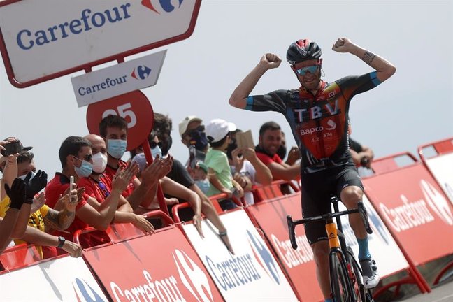 El ciclista italiano del Bahrain, Damiano Caruso, celebra su victoria en la novena etapa de la Vuelta Ciclista a España, entre Puerto Lumbreras y el Alto de Velefique, de 188 kilómetros. EFE/ Manuel Bruque