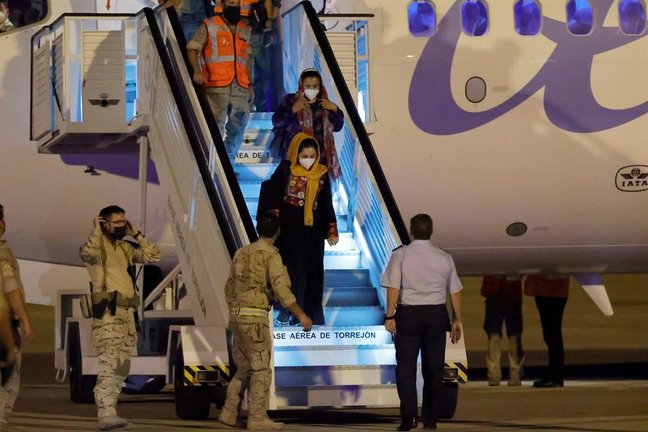 Un avión comercial de la compañía Air Europa ha aterrizado a las 22:30 horas del domingo en la base aérea de Torrejón con otro grupo de refugiados afganos que han sido trasladados a España desde Kabul.. EFE/Zipi