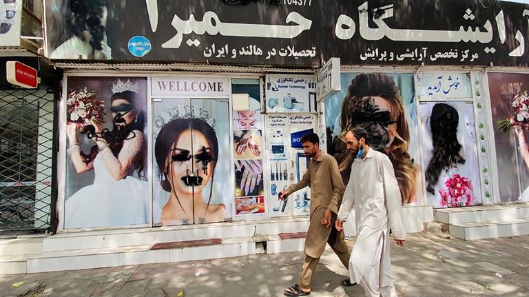Vista de los carteles pintarrajeados de modelos en las paredes de un salón de belleza en Kabul, Afganistán, 20 de agosto de 2021.EFE/EPA/STRINGER