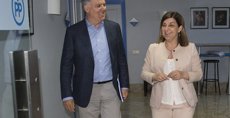 Lorenzo Vidal de la Peña y la actual presidenta del PP, M.J. Buruaga. / ALERTA