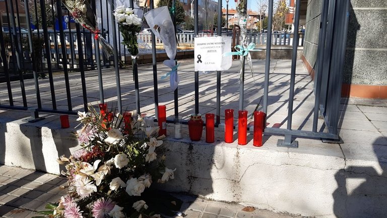 Archivo - Verjas con crespón negro y flores en apoyo al joven asesinado en Velilla de San Antonio