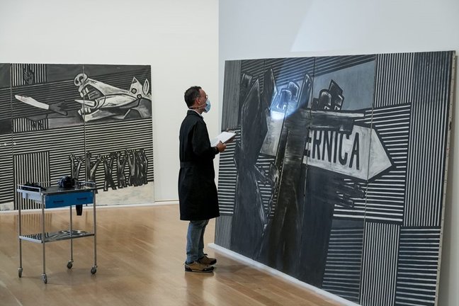 Archivo - Desembalaje del mural 'Guernica' de Ibarrola en el Museo de Bellas Artes de Bilbao