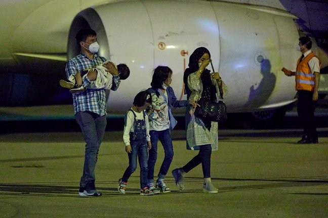 Varias personas repatriadas a su llegada a la Base Aérea de Torrejón tras bajarse del séptimo avión procedente de Afganistán (Archivo)