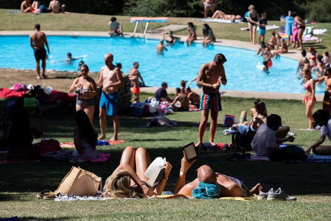 Varias personas disfrutan de un día de ocio en las piscinas de Las Berceas, a 21 de agosto de 2021, en Cercedilla, Madrid, (España).
