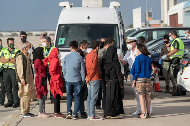 La ministra de Defensa, Margarita Robles (d), recibe a las 260 personas que han llegado en un avión militar procedente de Afganistán, en la base aérea de Torrejón de Ardoz, a 23 de agosto de 2021, en Madrid (España). 