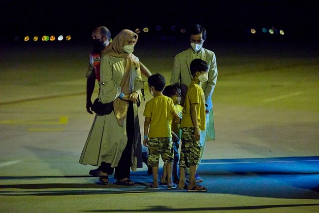 Varias personas repatriadas a su llegada a la Base Aérea de Torrejón tras bajarse del séptimo avión procedente de Afganistán