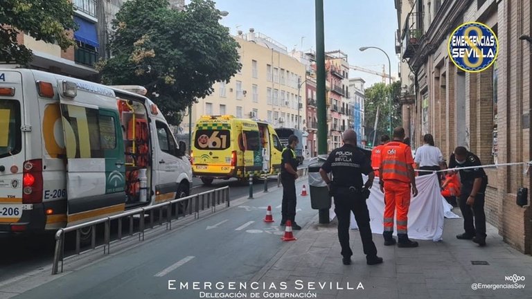 Sanitarios atienden a un ciclista que se ha desplomado cuando circulaba por la calle Recaredo