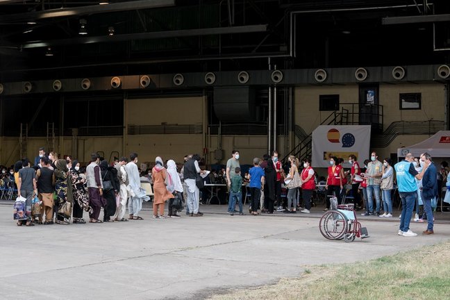 Varios refugiados tras la llegada de un nuevo avión con 260 personas procedentes de Afganistán, en la base aérea de Torrejón de Ardoz, a 23 de agosto de 2021, en Madrid (España). Un total de siete aviones han salido desde el aeropuerto de Kabul hacia la b