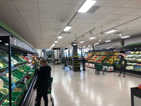 Archivo - Interior del nuevo supermercado Mercadona  de El Peral.