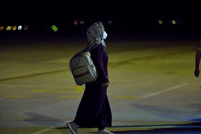 Una mujer repatriada camina a su llegada a la Base Aérea de Torrejón