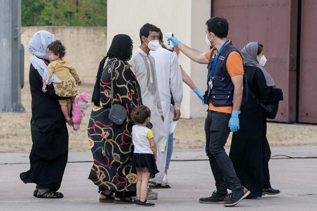 Varios refugiados tras la llegada de un nuevo avión con 260 personas procedentes de Afganistán, en la base aérea de Torrejón de Ardoz.