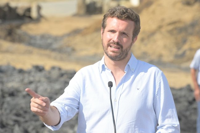 El presidente del Partido Popular, Pablo Casado, comparece durante una visita a las zonas afectadas por los incendios forestales en Ávila, a 24 de agosto de 2021, en Ávila, Castilla y León, (España).