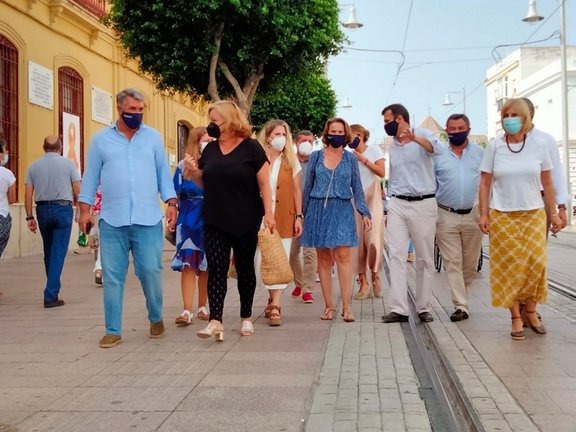 La portavoz del PP en el Congreso, Cuca Gamarra, este martes por las calles de San Fernando (Cádiz).