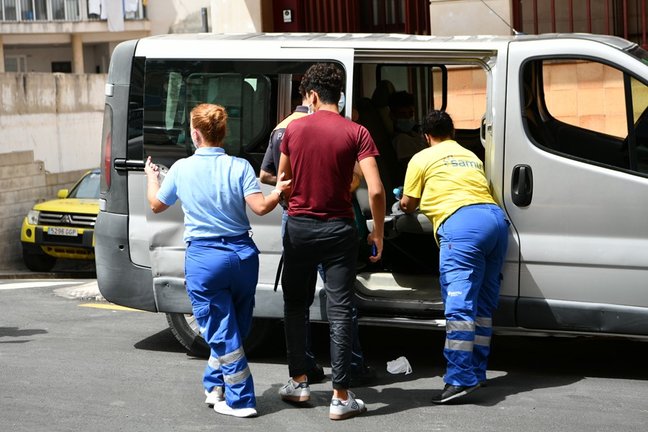 Trabajadores ayudan a uno de los menores marroquíes a las puertas del juzgado