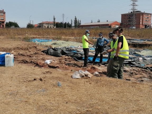 Varios voluntarios en el yacimiento arqueológico ‘Huerta Varona’ en Aguilar de Campoo. / ALERTA