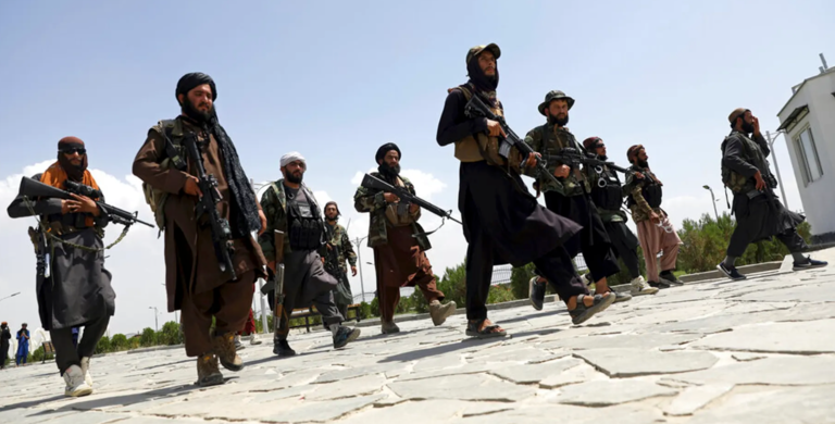 En esta foto de archivo del 19 de agosto de 2021, combatientes talibanes patrullan en Kabul, Afganistán. Tras la toma del poder por parte de los talibanes, los empleados del gobierno colapsado, los activistas de la sociedad civil y las mujeres se encuentran entre los afganos en riesgo que se han escondido o se mantienen alejados de las calles. (AP Photo/Rahmat Gul, Archivo)
