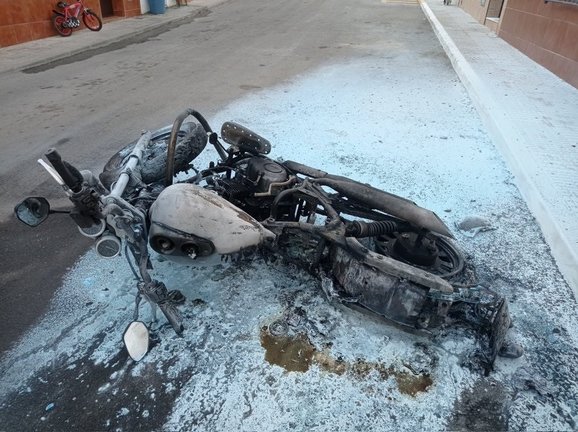 Estado en el que quedó la moto tras el acto vandálico en La Puebla de Cazalla