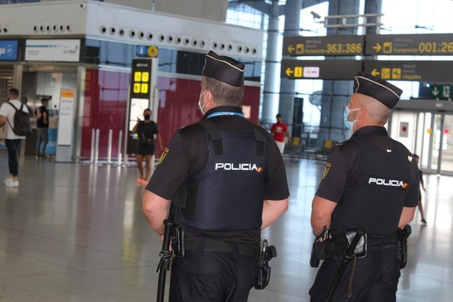 Agentes de la Policía Nacional en el aeropuerto de Málaga