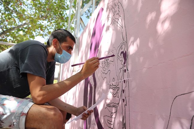 Participante en los trabajos de reconstrucción del mural de mujeres de Ciudad Lineal, tras casi cuatro meses paralizado, en el Polideportivo Municipal La Concepción.
