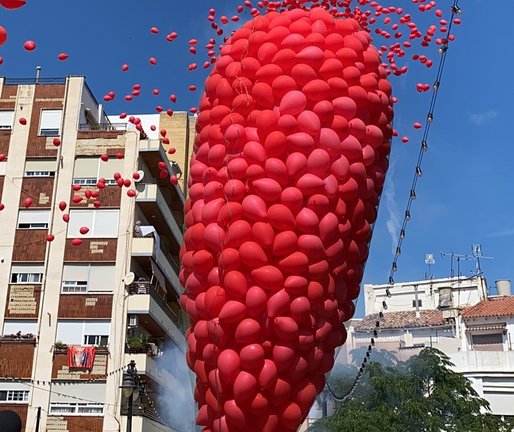 Suelta de globos rojos en Buñol