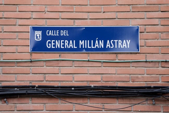 Placa de la calle general Millán Astray el día en que ha sido recolocada.
