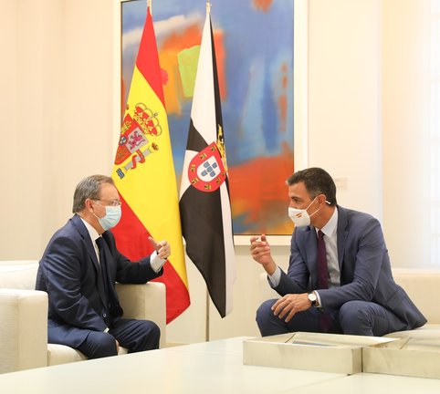 El presidente de la Ciudad Autónoma de Ceuta, Juan Jesús Vivas (i),durante su reunión con el presidente del Gobierno, Pedro Sánchez (d), en La Moncloa