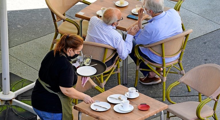 Varias personas sentadas en una terraza del centro de Santander. / Hardy