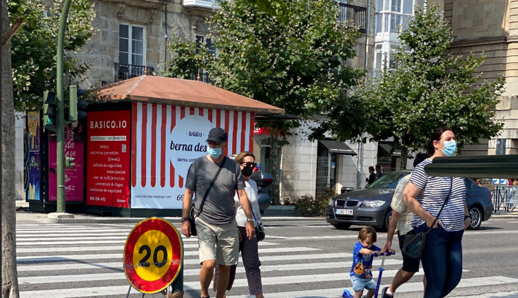 Varias personas con mascarilla transitan por el centro de Santander. / Hardy