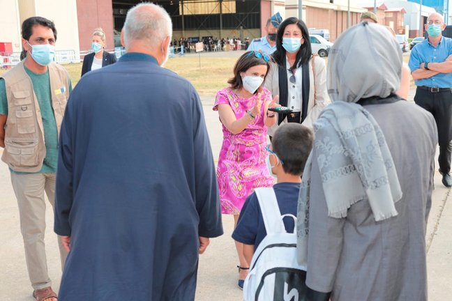 La ministra de Defensa, Margarita Robles, durante el recibimiento a un nuevo avión procedente de Dubái con 292 personas evacuadas desde Afganistán