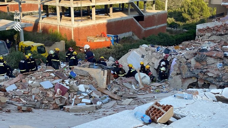 Trabajos de rescate en el edificio derrumbado de Peñíscola