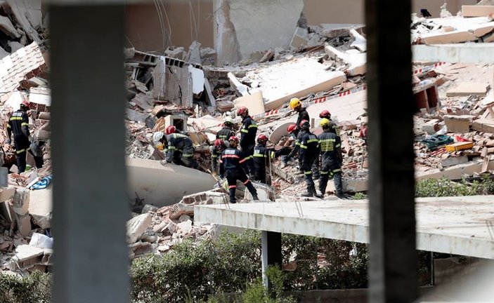 El edificio de tres plantas que se ha derrumbado en una urbanización de Peñíscola (Castellón) y ha dejado por el momento una persona fallecida, una herida y una desaparecida, tenía 30 años de antigüedad y colapsó "bastante rápido", como si fuera "un dominó".EFE/ Domenech Castelló