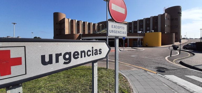 Vista de la entrada a urgencias del Hospital Mompía en Cantabria. / S. Díaz