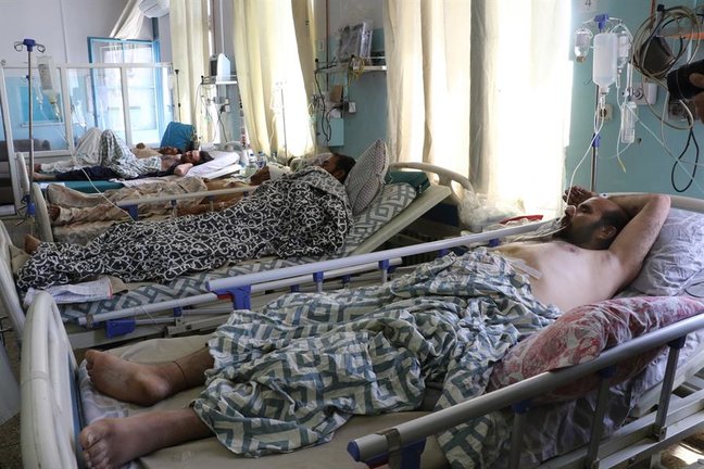 Víctimas heridas de la explosión de una bomba en el aeropuerto, reciben tratamiento en un hospital de Kabul, Afganistán, 27 de agosto de 2021. Dos explosiones ocurridas este jueves en las afueras del aeropuerto internacional de Kabul dejaron más de 60 civiles afganos muertos y otros 140 heridos, según las autoridades sanitarias, mientras que el ejército de Estados Unidos dijo que 12 de sus efectivos murieron. (Afganistán, Estados Unidos) EFE/EPA/STRINGER


Traducción realizada con la versión gratuita del traductor www.DeepL.com/Translator
