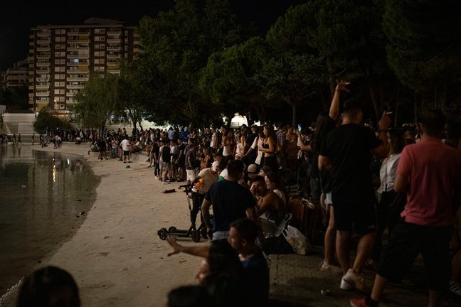 Decenas de personas en el parque de la Espanya Industrial, durante la primera noche de las Fiestas de Sants, a 25 de agosto de 2021, en Barcelona, Cataluña (España).
