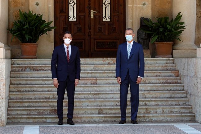 El Rey Felipe VI  y el presidente del Gobierno, Pedro Sánchez), posan en el Palacio de Marivent, a 3 de agosto de 2021
