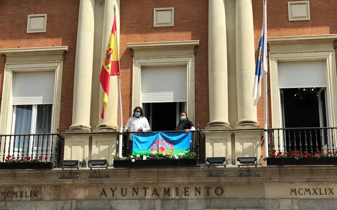 Archivo - La bandera gitana en la fachada del ayuntamiento de la capital.