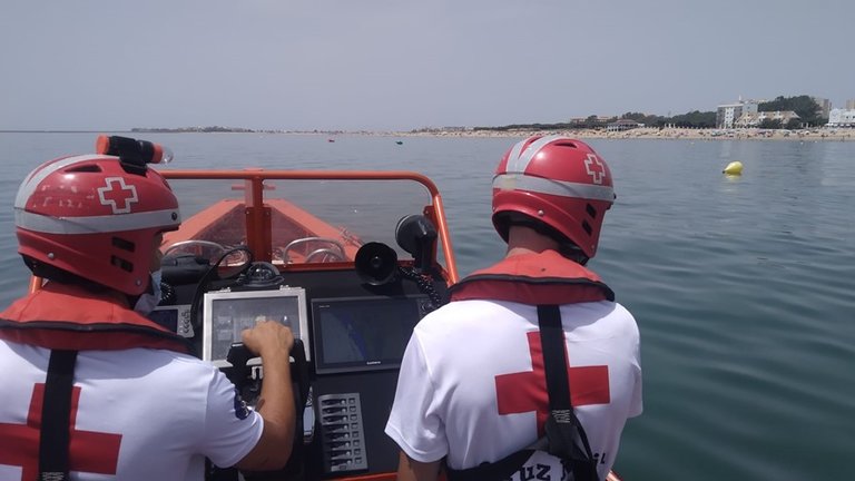 Archivo - El barco de salvamento de Cruz Roja en Huelva, en una imagen de archivo.
