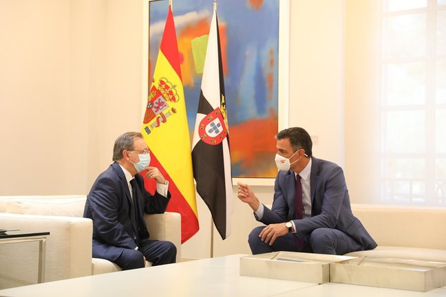 El presidente de la Ciudad Autónoma de Ceuta, Juan Jesús Vivas (i),durante su reunión con el presidente del Gobierno, Pedro Sánchez (d), en La Moncloa, a 25 de agosto de 2021, en Madrid (España).