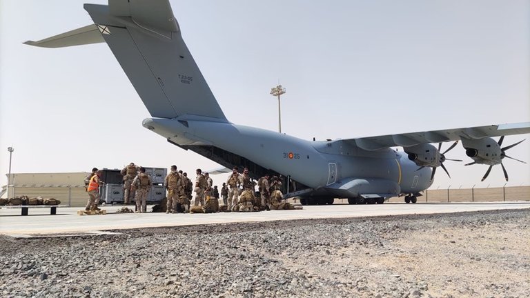 Varios militares, a su llegada al aeropuerto de Dubái desde Kabul tras concluir la misión de evacuación de personas de Afganistán.