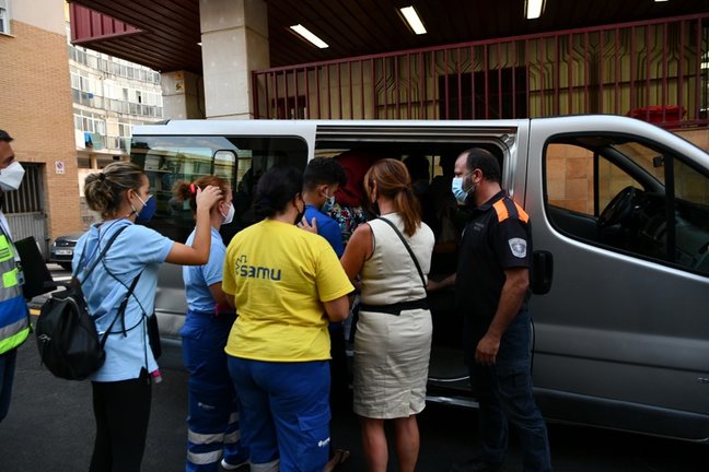 Trabajadores ayudan a tres de los menores marroquíes a las puertas del juzgado tras presentar una denuncia solicitando habeas corpus minutos antes de ser repatriados a su país de origen, en la frontera de Tarajal, a 16 de agosto de 2021