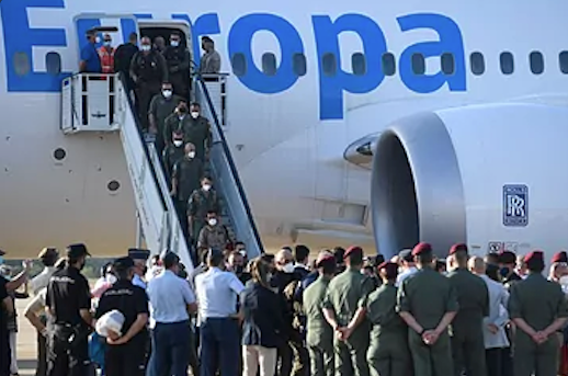 Salida del avión de los últimos evacuados por España de Kabul.PIERRE-PHILIPPE MARCOUAFP
