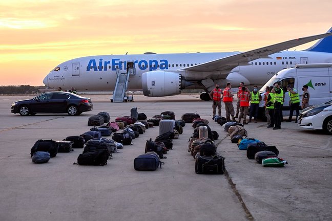 Equipajes de refugiados afganos en la base aérea de Torrejón de Ardoz a 24 de agosto de 2021, en Madrid (España). 